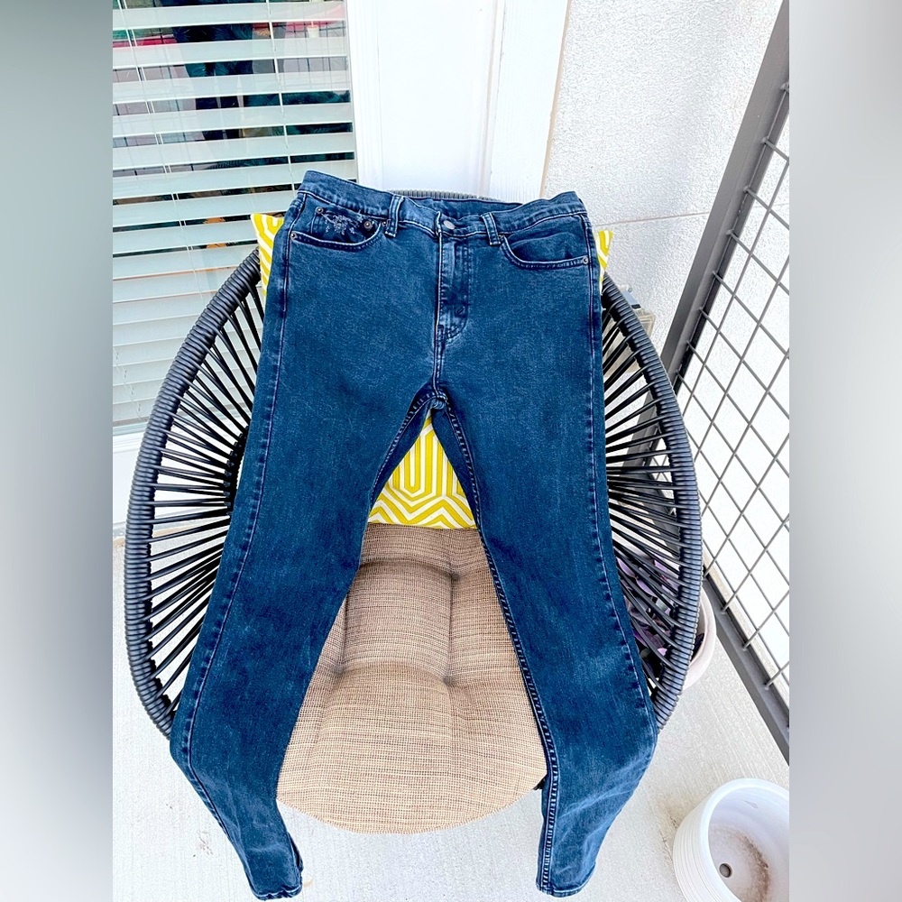 LEVI’S Size 32 x 32 dark wash blue jeans